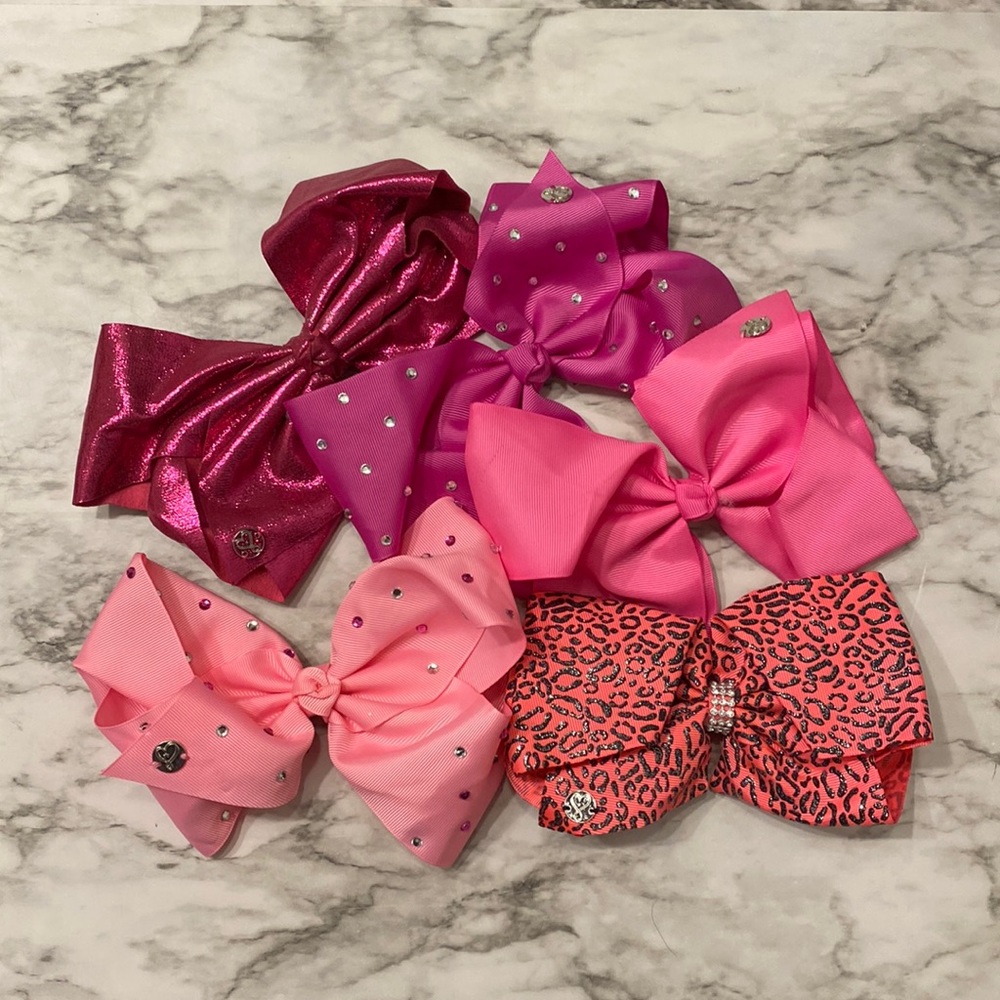 Jojo varies if pink bows